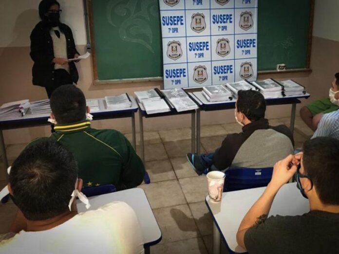 Presos recebendo apostila