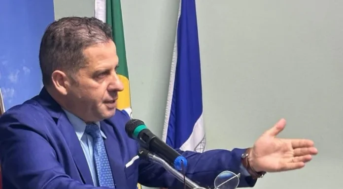 Vereador cobra solução para a falta de médicos e critica demora no atendimento à população