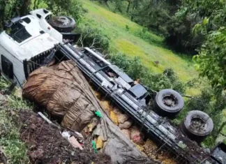 Caminhão carregado de batatas tomba na ERS-020