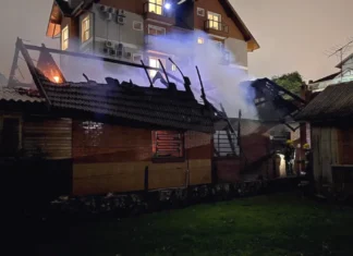 Incêndio destrói anexo e garagem no Centro de Canela