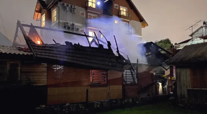 Incêndio destrói anexo e garagem no Centro de Canela