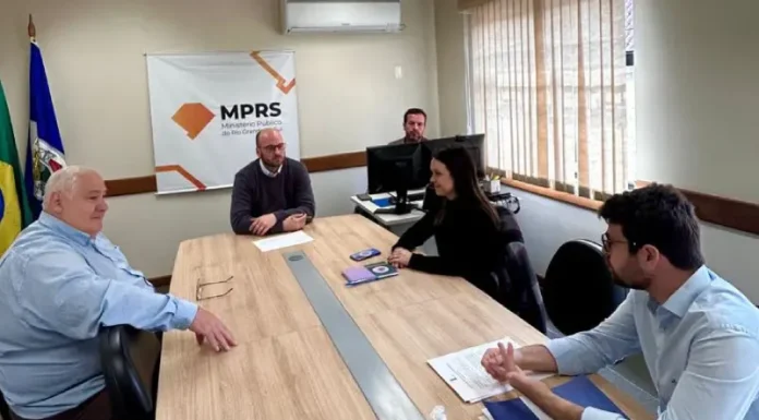 Vereadores e vice-prefeito tratam sobre serviços da CORSAN e RGE no Ministério Público de Canela