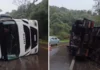 Caminhão carregado com serragem tomba na RS-020 em São Francisco de Paula