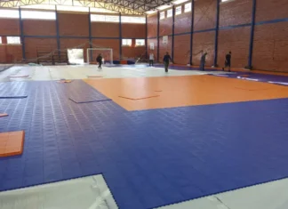 Novo piso esportivo começa a ser instalado no Ginásio Carlinhos da Vila