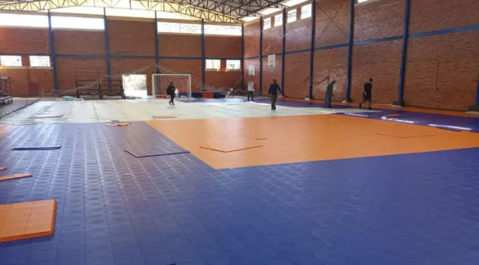 Novo piso esportivo começa a ser instalado no Ginásio Carlinhos da Vila