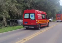 Caminhonete capota na ERS-235 e criança fica ferida em acidente próximo ao pedágio