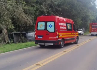 Caminhonete capota na ERS-235 e criança fica ferida em acidente próximo ao pedágio