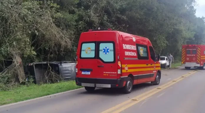 Caminhonete capota na ERS-235 e criança fica ferida em acidente próximo ao pedágio