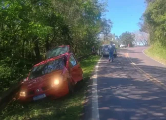 Acidente entre dois carros deixa trânsito lento na ERS-020, em São Francisco de Paula