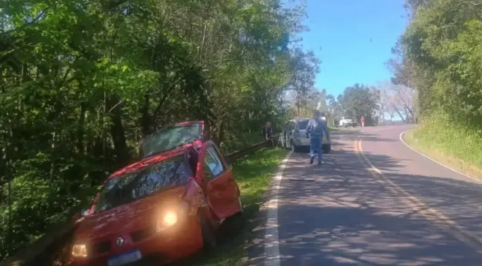 Acidente entre dois carros deixa trânsito lento na ERS-020, em São Francisco de Paula