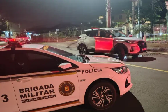 Dupla é presa em flagrante após série de furtos a veículos em Canela e Gramado, adulteração de placas e tentativa de homicídio contra policiais em Igrejinha
