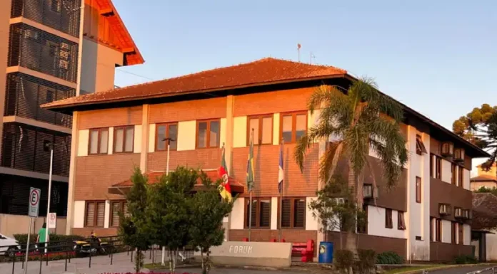Acusado de tentar matar a ex-companheira e deixá-la paraplégica é condenado a mais de 30 anos de prisão em Canela