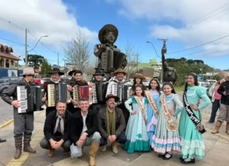 São Chico inaugura monumentos em homenagem ao Gaiteiro Serrano e ao Ronco do Bugio projetando criação de museu a céu aberto
