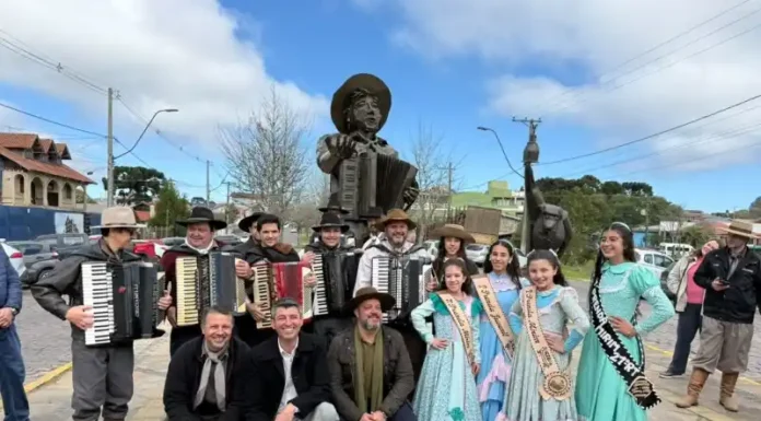 São Chico inaugura monumentos em homenagem ao Gaiteiro Serrano e ao Ronco do Bugio projetando criação de museu a céu aberto