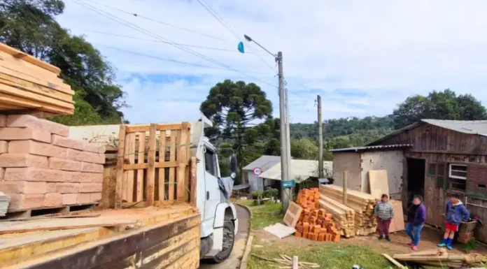 Programa Arrumando a Casa fornece materiais para reforma de residências de famílias em vulnerabilidade habitacional