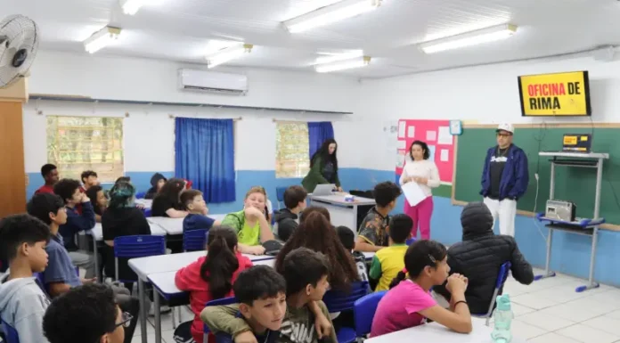 Projeto “Vozes em Rima” incentiva leitura e arte na Escola Dante Bertoluci