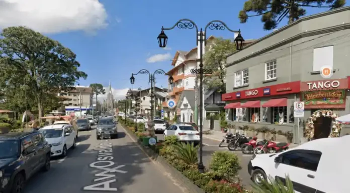 Canela inicia instalação de postes ornamentais na região central