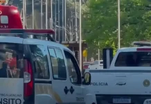 Acidente entre carro e motocicleta deixa jovem ferida em Gramado