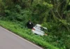 Carro sai da pista na ERS-020, região do Rodeio Bonito em São Chico