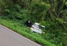 Carro sai da pista na ERS-020, região do Rodeio Bonito em São Chico