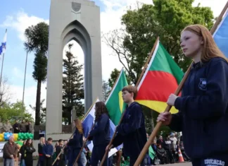 Desfile Cívico reúne mais de 1.500 participantes e celebra a cultura e a história em Nova Petrópolis