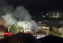 Incêndio destrói pizzaria e deixa residência vizinha parcialmente danificada em Canela