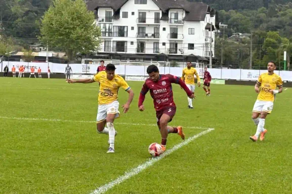 Com decisões polêmicas da arbitragem, Gramadense empata com o Pelotas e decide permanência no domingo