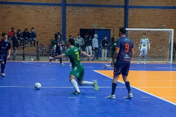 Bola 8 e Galera da Estevão dividem o topo no Municipal de Futsal Série Ouro de Canela
