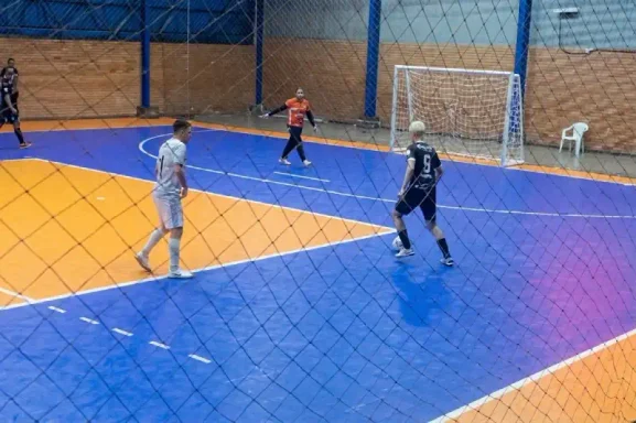 Bola 8 goleia, mantém 100% e se isola na liderança da Série Ouro