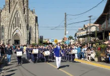 Desfile de 7 de Setembro reúne milhares de pessoas no Centro de Canela