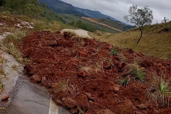 Barreira cai na ERS-110 e bloqueia totalmente rodovia entre São Francisco de Paula e Bom Jesus
