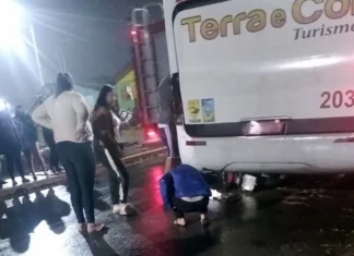 Motociclista fica ferido após colidir contra ônibus estacionado em Canela