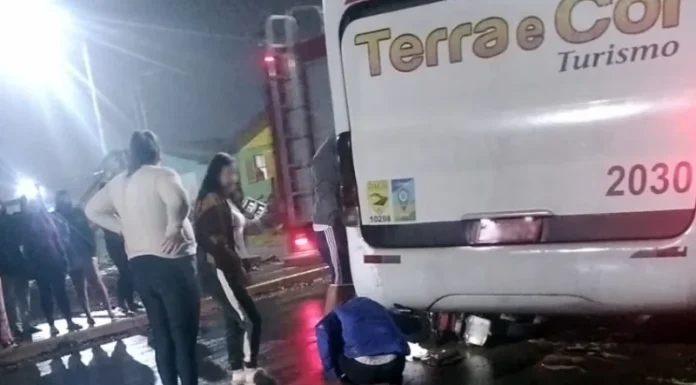 Motociclista fica ferido após colidir contra ônibus estacionado em Canela
