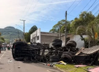 Motorista fica ferido após caminhão tombar e derrubar poste em Igrejinha