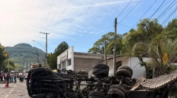 Motorista fica ferido após caminhão tombar e derrubar poste em Igrejinha