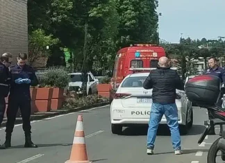 Acidente entre carro e motocicleta deixa homem ferido no Centro de Gramado