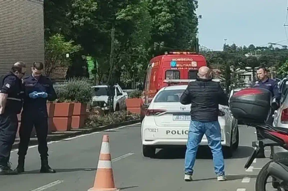 Acidente entre carro e motocicleta deixa homem ferido no Centro de Gramado