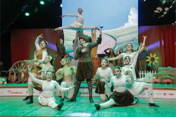 Alunos do Programa de Artes Pedro Henrique Benetti encantam o público no espetáculo de formatura 2026