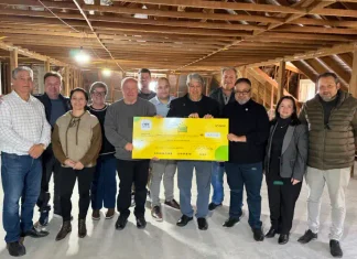 Rek Parking entrega cheque de R$ 76 mil ao Hospital Arcanjo São Miguel