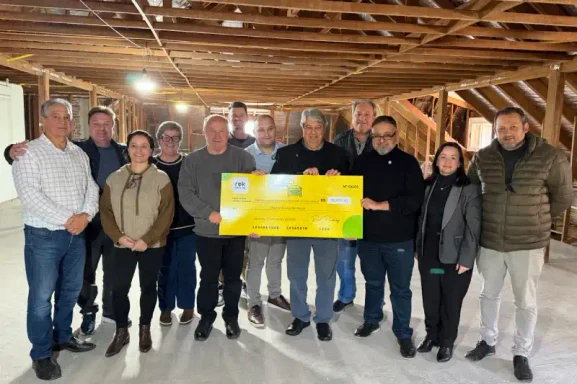Rek Parking entrega cheque de R$ 76 mil ao Hospital Arcanjo São Miguel