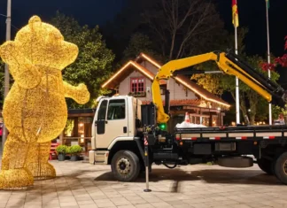 Com antecedência, decoração do Sonho de Natal toma conta das ruas de Canela