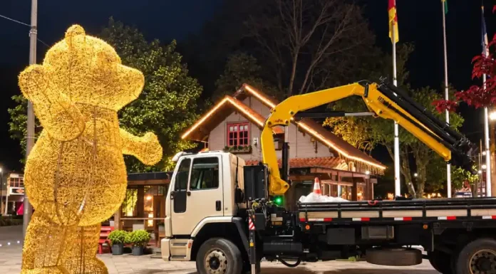 Com antecedência, decoração do Sonho de Natal toma conta das ruas de Canela