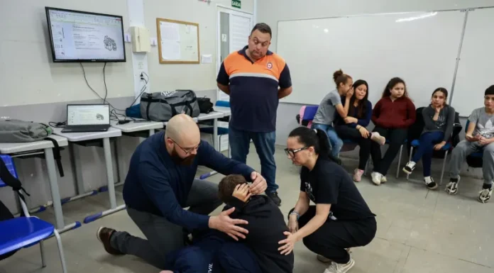 Agentes Mirins da Defesa Civil recebem curso de primeiros socorros e plano de emergência familiar