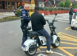 Secretaria de Trânsito realiza orientação para condutores de veículos elétricos em Gramado