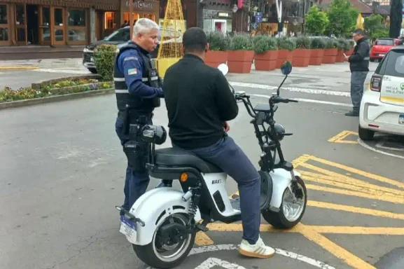Secretaria de Trânsito realiza orientação para condutores de veículos elétricos em Gramado