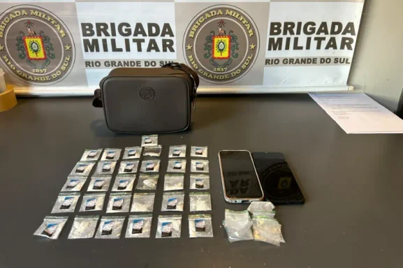 Brigada Militar prende mulher e homem por tráfico de drogas em Canela
