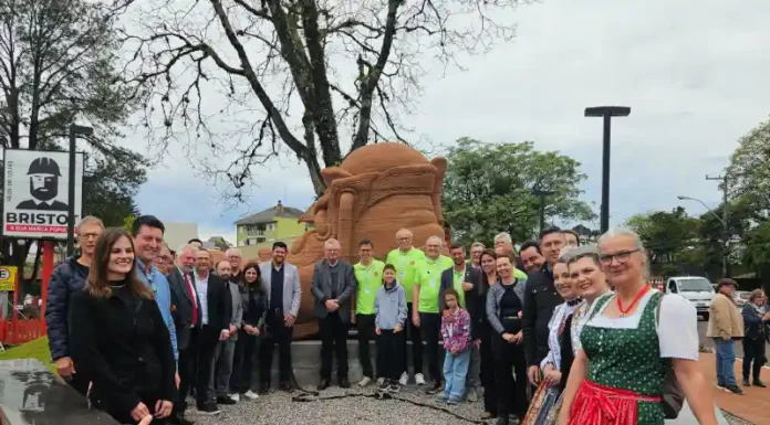 Nova Petrópolis entrega o monumento Wanderschuch em celebração à irmandade com a cidade alemã Emmelshausen