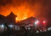 Incêndio destrói residência e atinge outra casa e telhado de salão no Santuário do Caravaggio