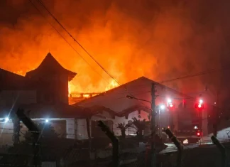 Incêndio destrói residência e atinge outra casa e telhado de salão no Santuário do Caravaggio