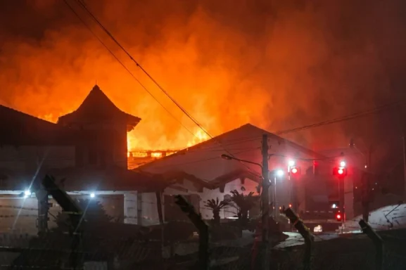 Incêndio destrói residência e atinge outra casa e telhado de salão no Santuário do Caravaggio